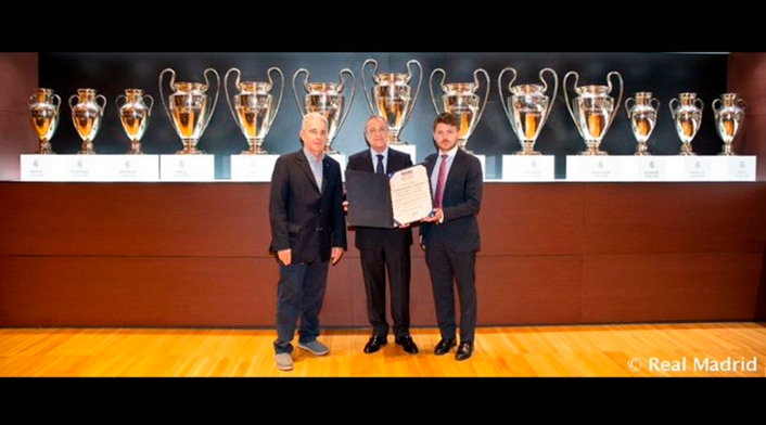 El expresidente Álvaro Uribe y Florentino Pérez, presidente del Real Madrid, en el Estadio Santiago Bernabéu, en Madrid (España)
