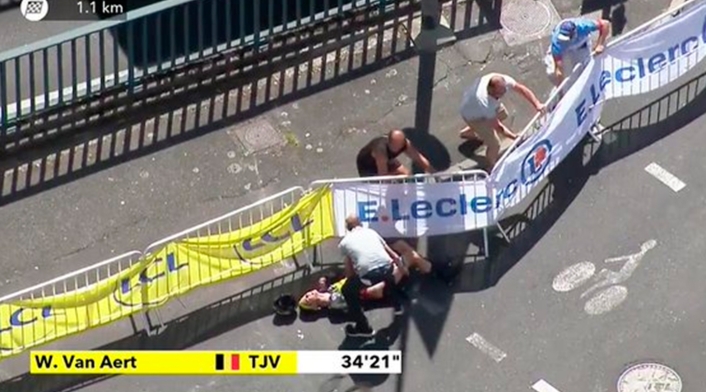 Wout van Aert, ciclista belga, tras caer en la crono individual, en el Tour de Francia