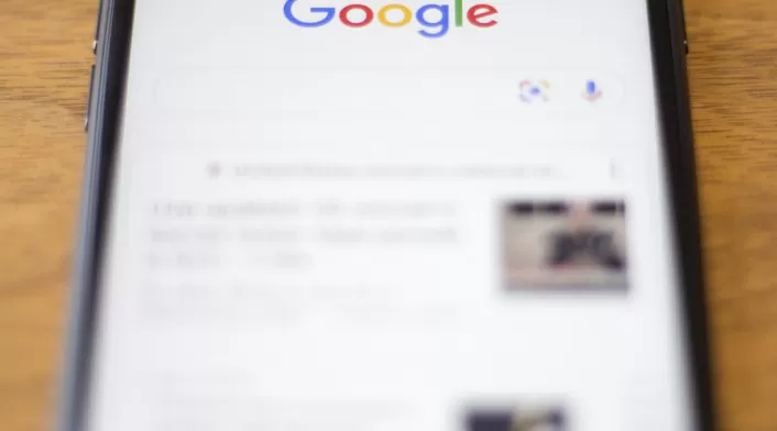 Google en la pantalla de un celular Iphone de Apple