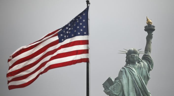 La Estatua de la Libertad y la bandera de los Estados Unidos
