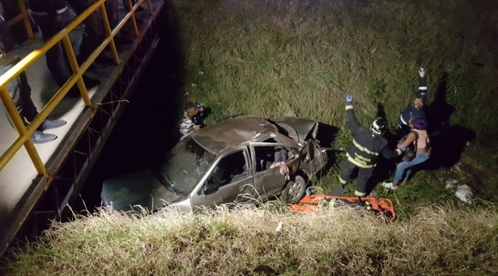 Carro cayó al caño de la Avenida Boyacá con 72 sur Carro cayó al caño de la Avenida Boyacá con 72 sur