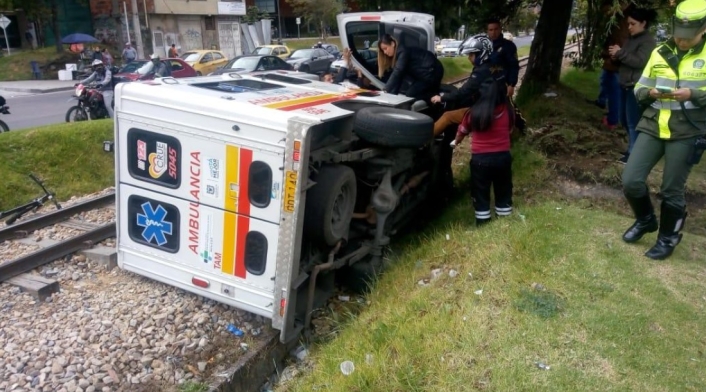 Volcamiento de ambulancia
