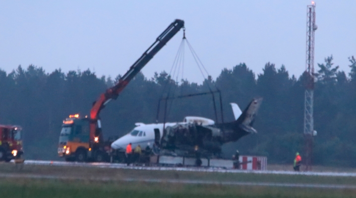 Avión del equipo de Pink se incendia
