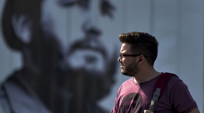 Esta tendencia se da 60 años después de que Fidel Castro y sus rebeldes "barbudos" impactaran al mundo con su revolución.