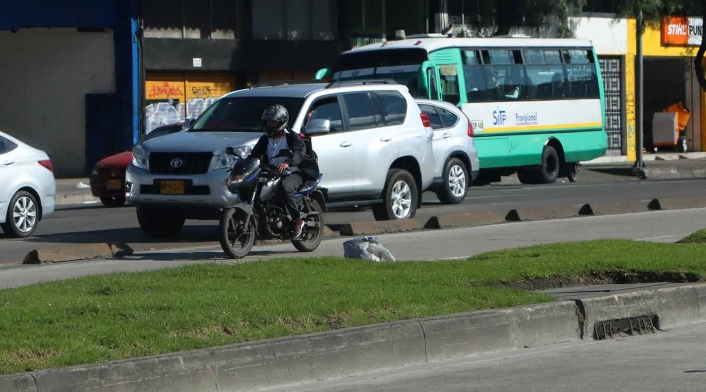 Motociclista invadiendo el espacio público