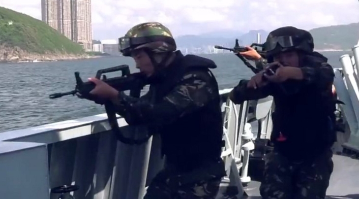 Video del Ejército chino amenazando a manifestantes de Hong Kong Video del Ejército chino amenazando a manifestantes de Hong Kong