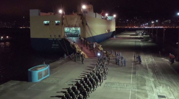 Ejército chino moviliza a cuarteles cerca a Hong Kong. Ejército chino moviliza a cuarteles cerca a Hong Kong.