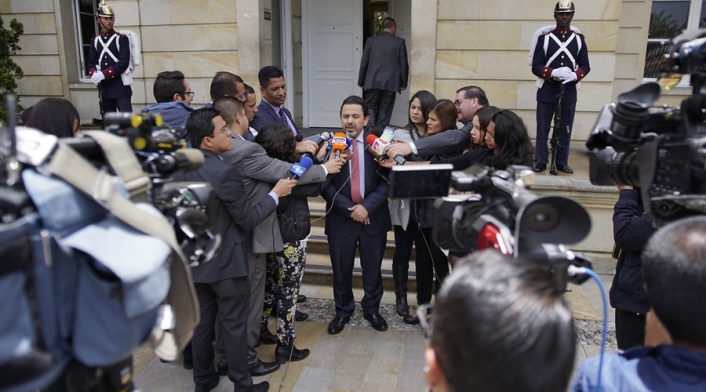 Miguel Ceballos, alto comisionado de paz, ante la prensa