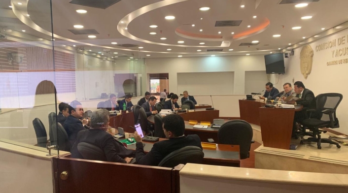 El momento en que la Comisión de Acusación está decidiendo en proceso contra Santos.