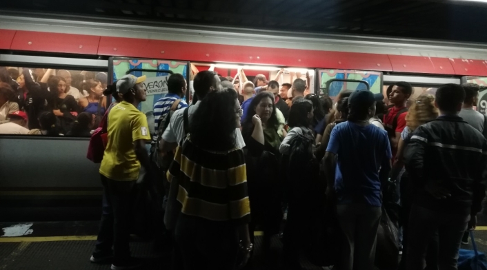 Como en latas de sardinas viajan los usuarios en el Metro de Caracas