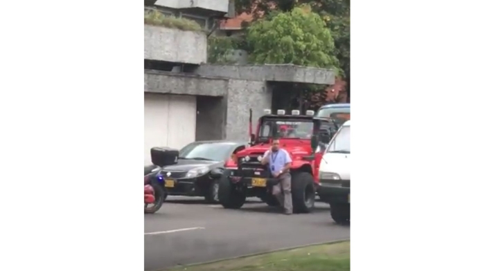 Un conductor salvaje en Bogotá le pasó su carro por encima a un conductor del SITP.