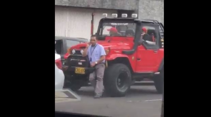 Incidente en el que un hombre intenta pasar su vehículo por encima de un conductor