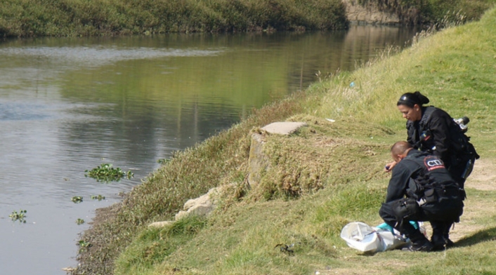 Dos menores desaparecidos y un muerto dejo intento por rescatar una cometa en el río Bogotá
