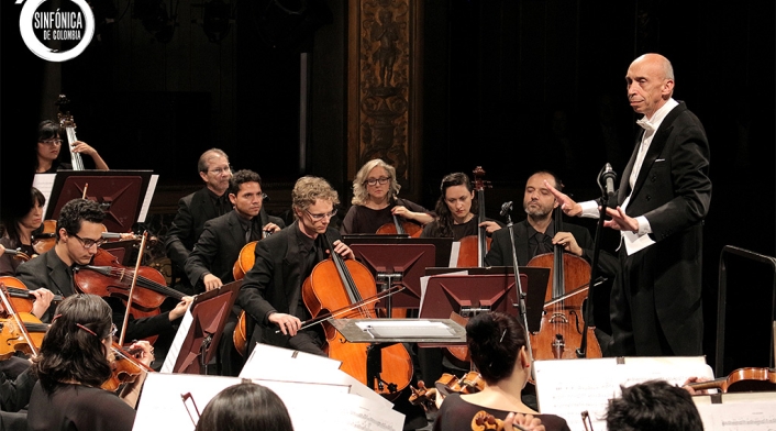 El maestro Eduardo Carrizosa dirige a la Sinfónica de Colombia
