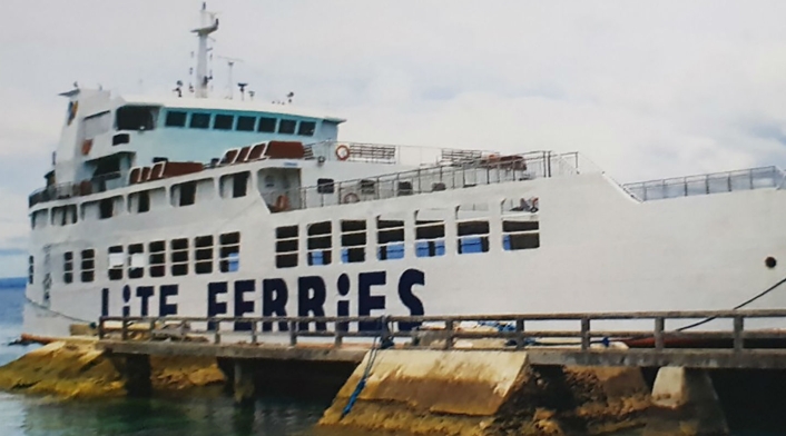 Imagen del "Lite Ferry 16" anclado, previo al incendio. Se movilizaban en él 136 pasajeros y 38 tripulantes. Imagen del "Lite Ferry 16" anclado, previo al incendio. Se movilizaban en él 136 pasajeros y 38 tripulantes.