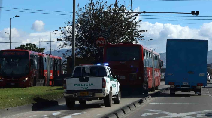 Gente maneja por vías de uso exclusivo de Transmilenio Gente que maneja por vías de uso exclusivo de Transmilenio sería multada