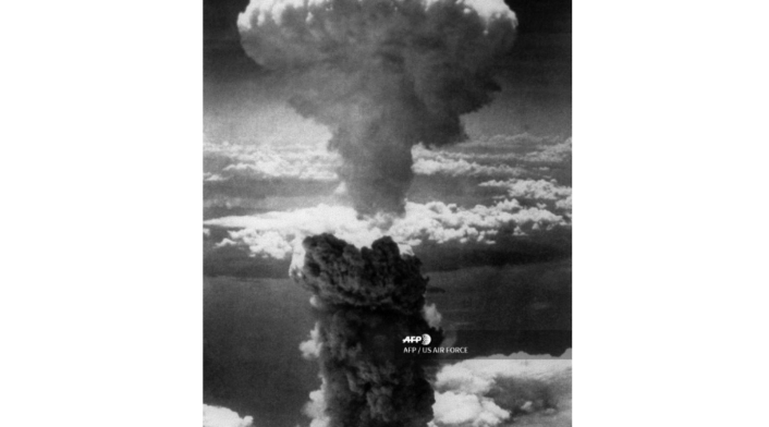 Esta fotografía impresa tomada el 6 de agosto de 1945 por el Ejército de los EE. UU. Y publicada desde el Museo Memorial de la Paz de Hiroshima muestra una nube de hongo de la bomba atómica lanzada por el bombardero B-29 Enola Gay sobre la ciudad de Hiroshima.