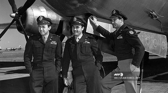 Esta foto de agosto de 1945 de la Fuerza Aérea de los EE.UU. muestra a la tripulación del bombardero B-29 "Enola Gay", navegante mayor Theodore Van Kirk, el coronel piloto Paul Tibbets y el bombardero mayor Thomas Ferebee después de lanzar la primera bomba atómica sobre Hiroshima el 6 de agosto de 1945.