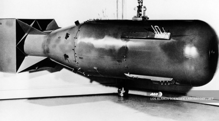 En esta foto de archivo sin fecha publicada por el Laboratorio Científico de Los Alamos se ve una bomba atómica del tipo apodado "Little Boy" que fue arrojada por un bombardero B-29 de la Fuerza Aérea del Ejército de EE. UU.