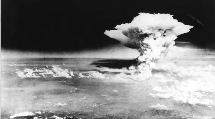 Esta fotografía impresa tomada el 6 de agosto de 1945 por el Ejército de los EE. UU. Y publicada desde el Museo Memorial de la Paz de Hiroshima muestra una nube de hongo de la bomba atómica lanzada por el bombardero B-29 Enola Gay sobre la ciudad de Hiroshima.