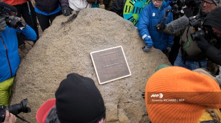 Islandia inauguró este domingo una placa en homenaje de Okjokull, primer glaciar de la isla que perdió su rango devorado por el calentamiento global.
