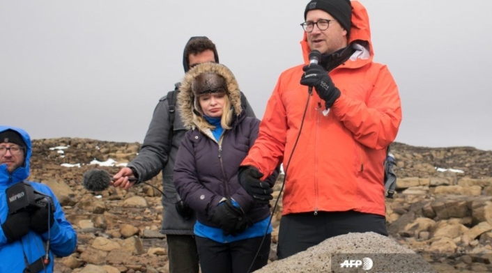 "Una carta para el futuro", es el título de la placa de los investigadores en Islandia.