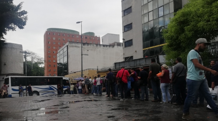 Largas filas para abordar autobuses en Caracas