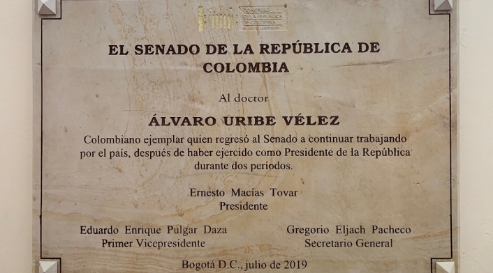 Placa 01 Álvaro Uribe Vélez