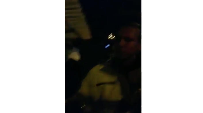 Policías se enfrentan a comunidad en Medellín Policías se enfrentan a comunidad en Medellín