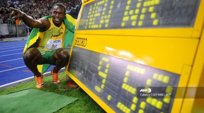 El rey del esprint así fue llamado a posar junto al panel de los tiempos. "NEW WR 9.58".