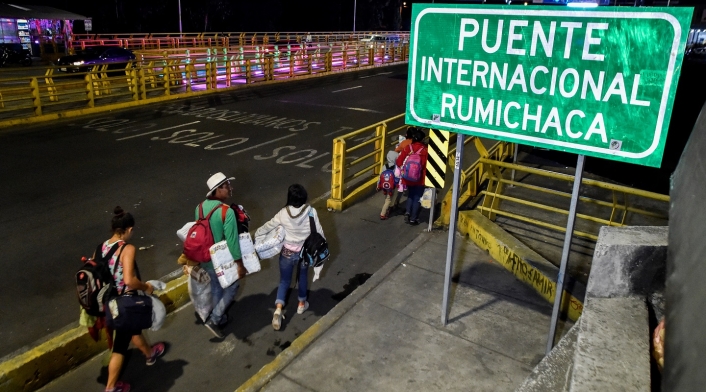 Venezolanos en el puente internacional de Rumichaca Venezolanos en el puente internacional de Rumichaca