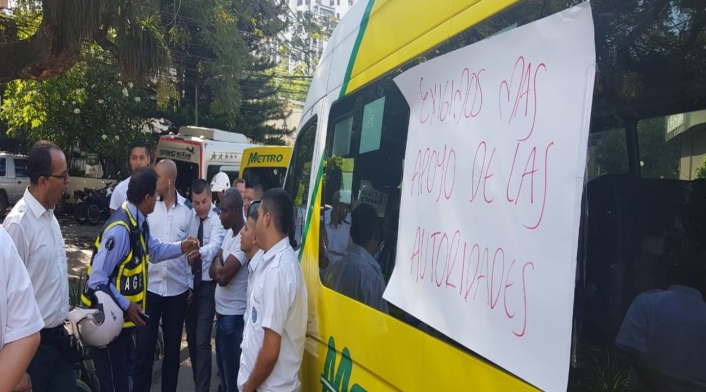 Paro de transportadores Decenas de vehículos de transporte bloquean la vía, reclamando que el transporte ilegal les está quitando sus recursos.