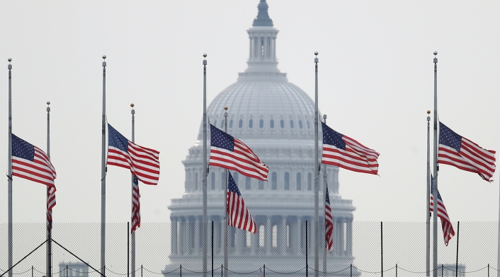 Banderas a media asta en Washington, capital estadounidense