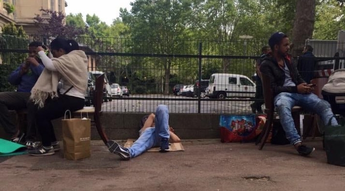 Colombianos desalojados del lugar donde vivían, en París.