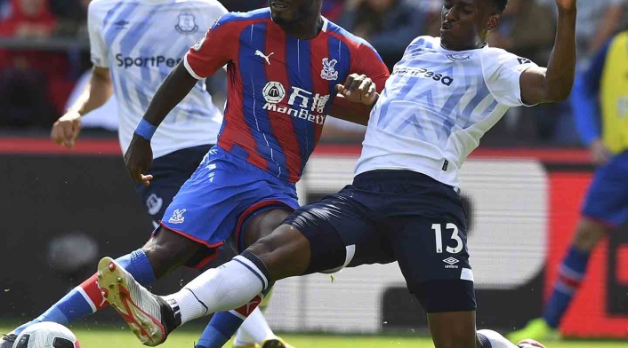 Yerry Mina, central colombiano. Yerry Mina, central colombiano.