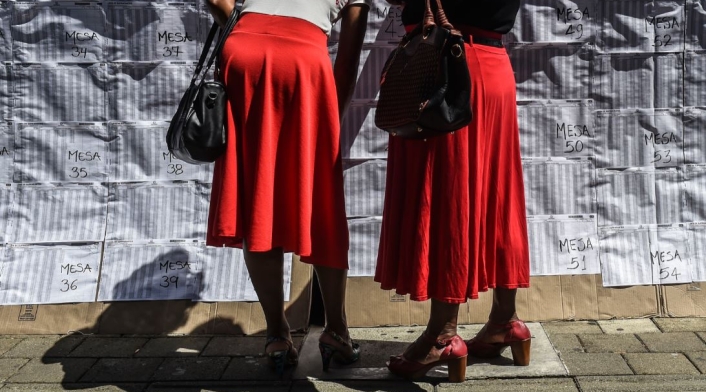 Mujeres participando en las elecciones de Colombia.