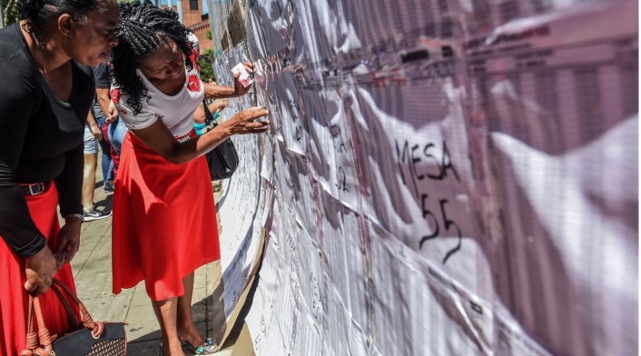 Mujeres participando durante las elecciones en Colombia.