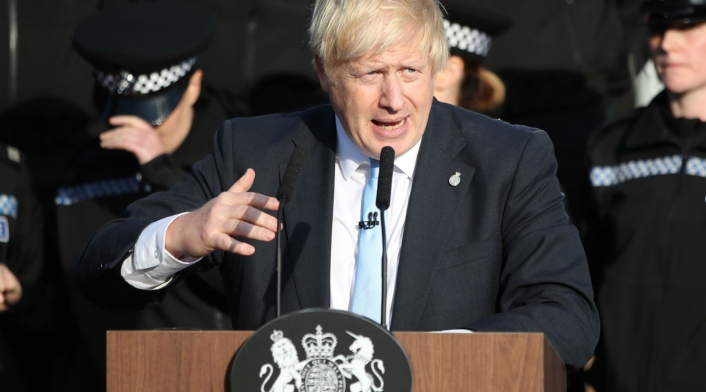 Policía casi se desmaya en discurso de Boris Johnson.