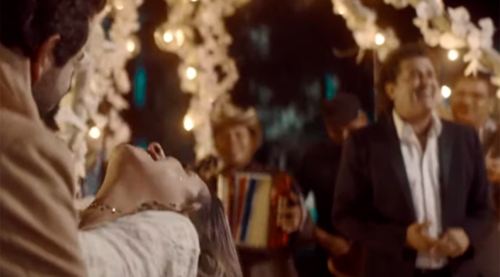 Alejandro González y Carlos Vives en el video de “Hasta Viejitos”