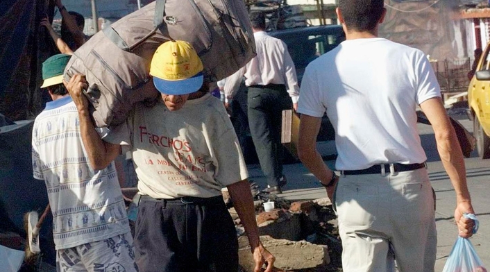 Un adulto mayor trabajando en Bogotá