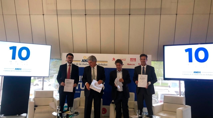 En su orden, de izquierda a derecha: Luis Felipe Torres, director ejecutivo de la Cámara de la Industria de Bebidas de la Andi. Juan Pablo Uribe, ministro de Salud. Bruce Mac Master, presidente de la Andi. Roberto E Montoya, presidente Icontec