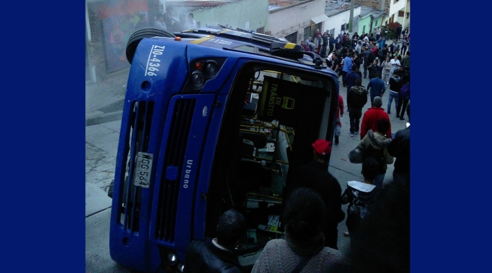 Bus volcado en el kilómetro cuatro vía a la Calera