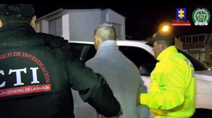 Las autoridades buscan al segundo implicado en el múltiple homicidio.