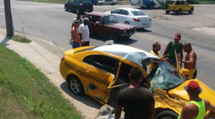 El taxi en el que se movilizaba en Cuba la pareja colombiana