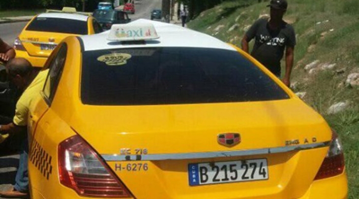 El taxi en el que se movilizaba en Cuba la pareja colombiana
