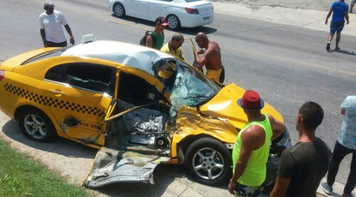 El taxi en el que se movilizaba en Cuba la pareja colombiana