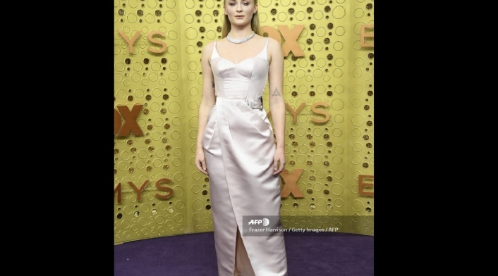 Sophie Turner en los premios Emmy