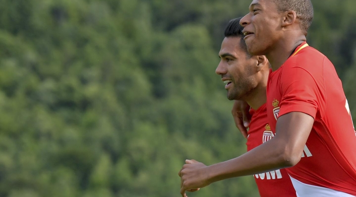 Kylian Mbappé y Radamel Falcao. Kylian Mbappé y Radamel Falcao.