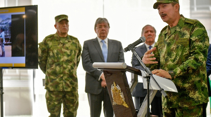 El comandante del Ejército, general Nicacio Martínez (micrófono); el general Luis Fernando Navarro, comandante de las Fuerzas Militares; el canciller Carlos Holmes y Guillermo Botero, ministro de Defensa, en Bogotá