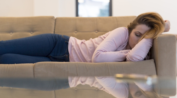 Saltos en el sueño Una mujer durmiendo - Sueño - Apnea del sueño